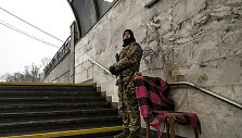Ukrainiečių karys saugo Kijevo metro