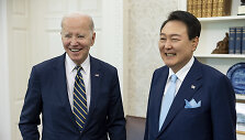 JAV lyderis Joe Bidenas ir Pietų Korėjos prezidentas Yoon Suk-yeolas