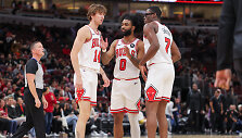 Matas Buzelis, Coby White'as, Jalenas Smithas