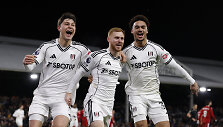 Harrisonas Reedas (viduryje) ir &bdquo;Fulham&ldquo; žaidėjai