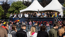 Minios žmonių susirinko į &bdquo;Red Bull Showrun&ldquo; Vilniuje