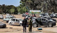 Apleistos ma&scaron;inos, kuriomis bandė bėgti &bdquo;Hamas&ldquo; užpulti festivalio dalyviai 