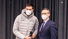 Edgaras Ulanovas atsiėmė LKL čempiono žiedą i&scaron; Romualdo Brazausko