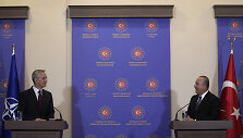 NATO vadovas Jensas Stoltenbergas ir Turkijos užsienio reikalų ministras Mevlutas Cavusoglu