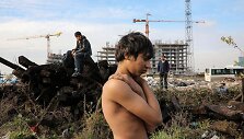 Serbijoje įstrigę migrantai glaudžiasi apleistame sandėlyje 