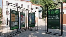 Lauko paroda &bdquo;&Scaron;imtmetis dainos ratu&ldquo; prie Istorijų namų muziejaus