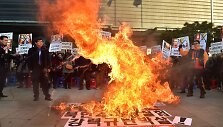 Pietų korėjiečių protestas dėl &Scaron;iaurės Korėjos bandymų pasigaminti atominę bombą