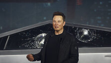 Nesėkminga &bdquo;Tesla&ldquo; pikapo pristatymo ceremonija sutrikdė E.Muską