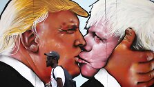 Donaldo Trumpo ir Boriso Johnsono bučinio pie&scaron;inys Bristolyje