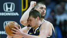 Nikola Jokičius laužiasi per Ivicos Zubaco gynybą