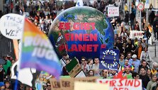 Protestuotojų dėl klimato kaitos problemų minia