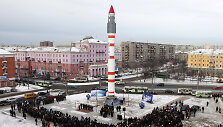 2010 m. Rusijoje, Krasnojarske atidengtas paminklas kosminei raketai &bdquo;Kosmos-3&ldquo;