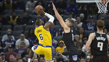 LeBronas Jamesas prie&scaron; Domantą Sabonį