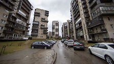 Automobilių stovėjimo aik&scaron;telė prie daugiabučio