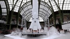 Kosmoso įkvėpta &bdquo;Chanel&ldquo; 2017&ndash;2018 m. rudens-žiemos kolekcija
