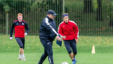 Victoras Basadre ir Keisuke Honda