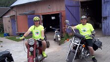 Pas niekam nežinomą kolekcionierių ant jo kolekcijos motociklų