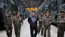 &Scaron;iaurės Korėjos vadovas Kim Jong Un stebi taktinę raketų ginkluotę. / KCNA / via REUTERS