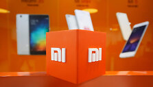 &bdquo;Xiaomi&ldquo; logotipas įmonės biure Kinijoje