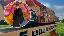Menininkė Aglaja Ray atnaujino Kazlų Rūdos savivaldybės ženklą