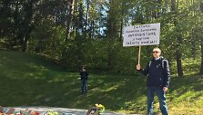 Protestuotojas Antakalnio kapinėse gegužės 9-ąją