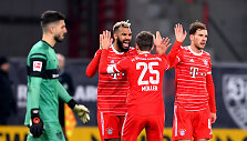 Ericas Maximas Choupo-Motingas &scaron;venčia įvartį su kitais &bdquo;Bayern&ldquo; futbolininkais.