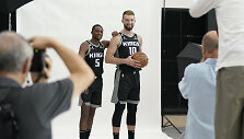 De'Aaronas Foxas ir Domantas Sabonis