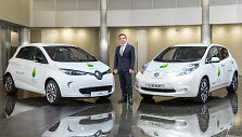 Carlosas Ghosnas prie &bdquo;Renault Zoe&ldquo; ir &bdquo;Nissan LEAF&ldquo;