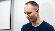 Benas Mikutavičius atvežtas į teismą