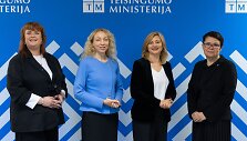 Teisingumo ministrės Ritos Tama&scaron;unienės politinio pasitikėjimo komandoje darbą pradeda viceministrės Barbara Alia&scaron;evičienė (pirma i&scaron; kairės), Kristina Zamarytė-Sakavičienė (antra i&scaron; kairės) ir kanclerė Liucina Kotlovska (de&scaron;inėje)