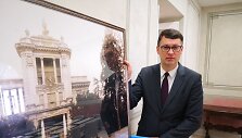 Ambasadorius Ričardas &Scaron;lepavičius mažojoje ambasados posėdžių salėje nutarė pakabinti originalią prie&scaron;kario Lietuvos ambasados Romoje &bdquo;Villa Lituania&ldquo; nuotrauką