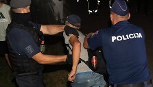 Nukeliant sovietinį paminklą sulaikyti de&scaron;imtys žmonių