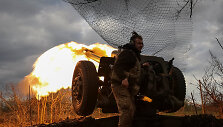 Ukrainos karys su haubica prie Bachmuto