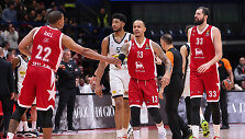 Shabazzas Napieras (viduryje)