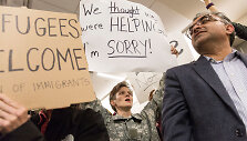 JAV karo veteranė protestuoja prie&scaron; D.Trumpo prezidentinį įsaką dėl imigracijos.