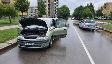 Lietaus balos neperplaukęs Renault Bangų gatvėje Palangoje