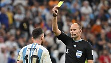 Mateu Lahozas geltona kortele nubaudė ir Lionelį Messi