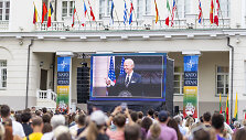 Joe Bideno kalbos žmonės klausėsi ir S.Daukanto aik&scaron;tėje &scaron;alia prezidentūros