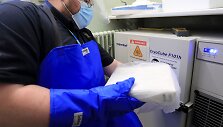 &bdquo;Pfizer&ldquo; vakcinos dozės gabenamos specialiais konteineriais
