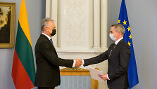Prezidentas įteikia skiriamuosius ra&scaron;tus Lietuvos nepaprastajam ir įgaliotajam ambasadoriui nuolatinėje atstovybėje prie JT biuro ir kitų tarptautinių organizacijų Ženevoje Dariui Staniuliui