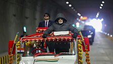 Indijos premjeras Narendra Modi važiuoja naujuoju tuneliu / - / AFP