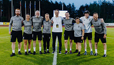 Tomas Ražanauskas (centre) ir Lietuvos moterų futbolo rinktinės &scaron;tabas
