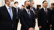 Ceyhunas Bayramovas (per vidurį)