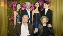 Kirkas Douglasas su žmona Anne ir sūnaus Michaelo &scaron;eima &ndash; jo žmona  Catherine Zeta-Jones bei vaikais Dylanu ir Carys