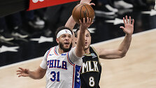 Sethas Curry prie&scaron; Danilo Gallinari