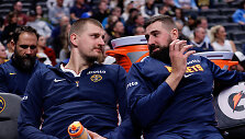 Nikola Jokičius ir Jonas Valančiūnas