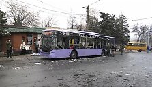 Donecke artilerijos sviedinys pataikė į troleibusų stotelę.