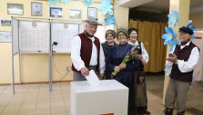 Jurbarko rajono Smalininkų miestelio gyventojai rinkti prezidento ir europarlamentarų atėjo pasipuo&scaron;ę tautiniais drabužiais