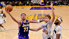 Luka Dončičius, Cooperis Flaggas ir Danielis Gaffordas