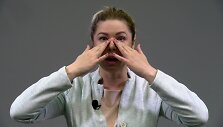 V.Baltramiejūnienė rodo mank&scaron;tą akių zonai